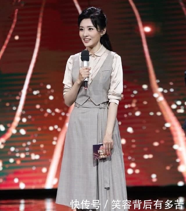 #让整件衣服#周涛气质真心优秀,一袭西装领褶皱裙干练时髦,51的年龄31的状态