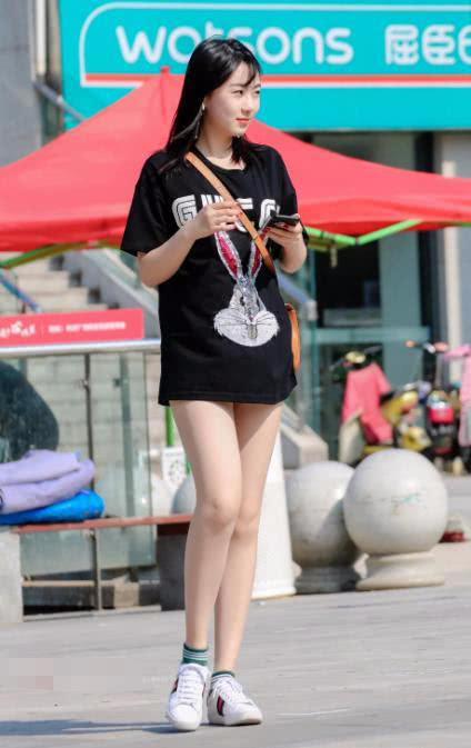 乖巧小姐姐时尚的服装,让小姐姐甚是迷人,可爱的表情很是吸引目