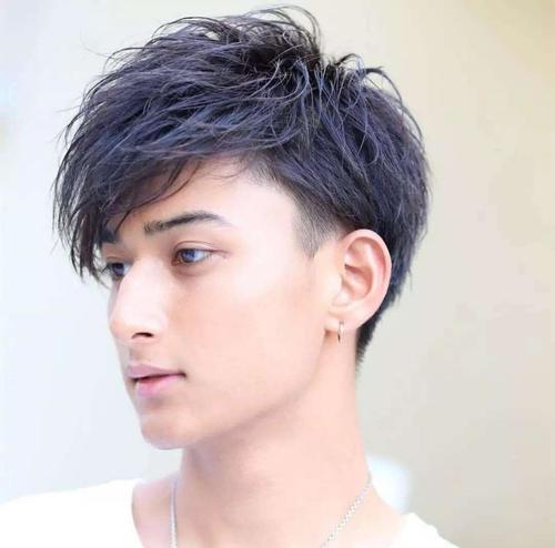 头发又粗又硬又多,两边还炸,什么发型合适?