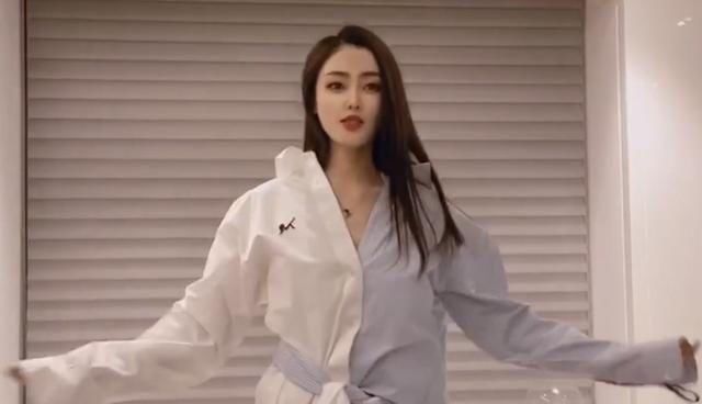  祝绪丹■“俩件衣服裤子当做一件衣服穿”