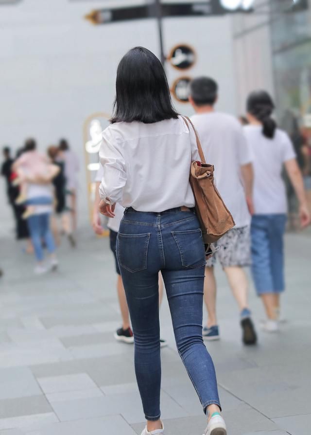  『时尚女生偏』选择清爽干练的牛仔裤穿搭，让你轻松应对初夏，秀出想要的美