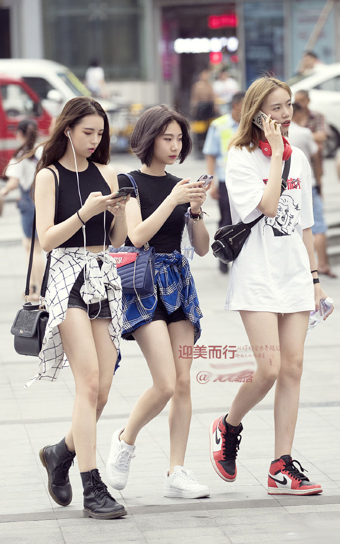 街拍重庆:夏天穿裙子，不仅清凉，还好看!