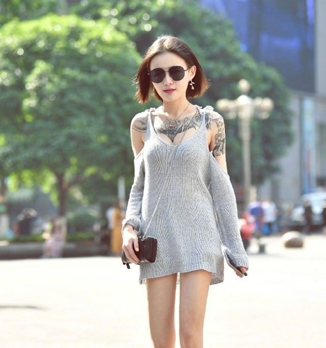 成都路人街拍好不好看我不说， 但胸前风景无限