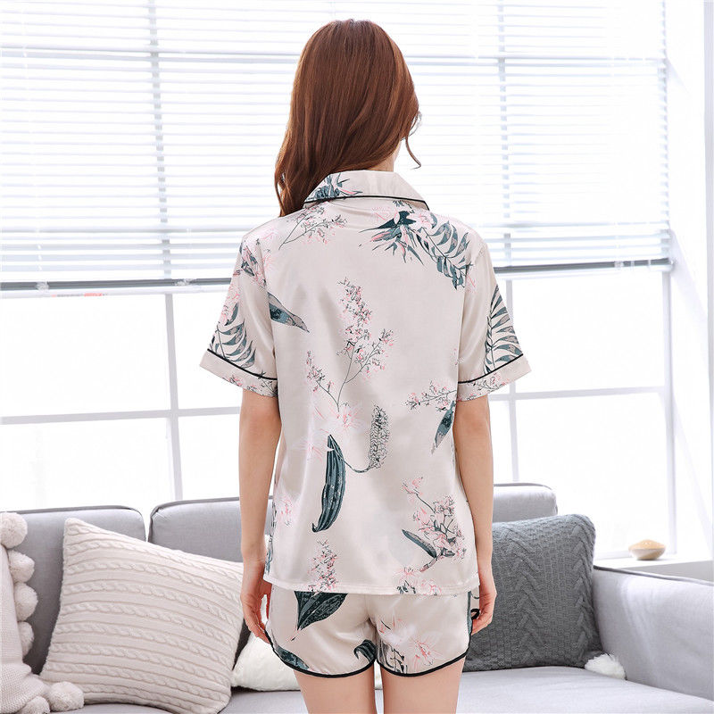 奔四女人，别因年龄而放弃在家的美，夏日穿暖色睡衣，更显年轻