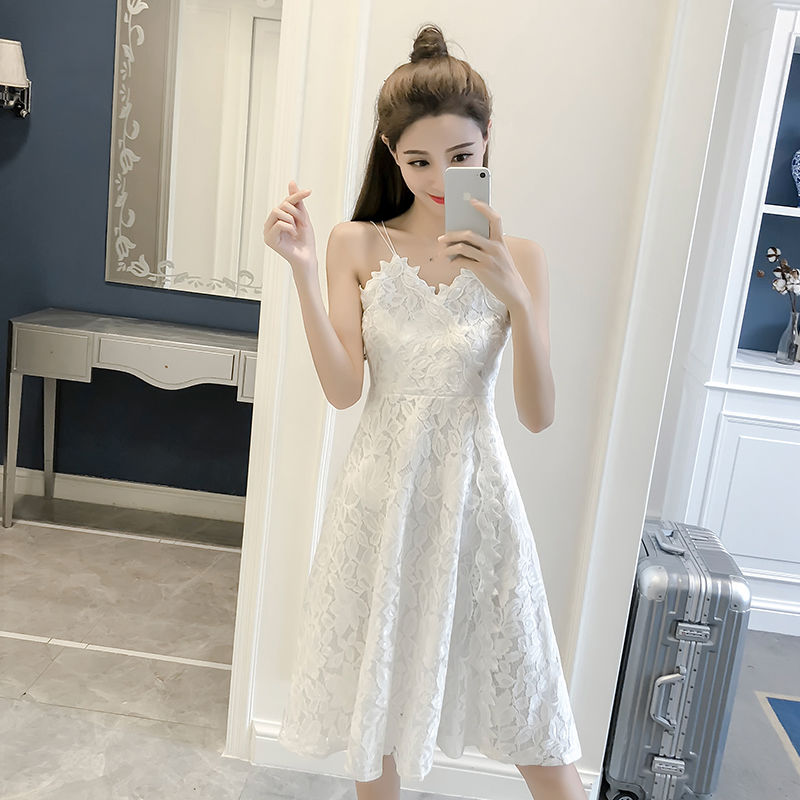 穿上吊带露肩连衣裙，开启性感人生，做一个温柔的女人