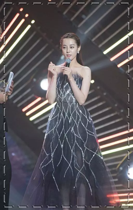 迪丽热巴也是“照骗”？离开PS玉臂变麒麟臂，网友：反差太大了