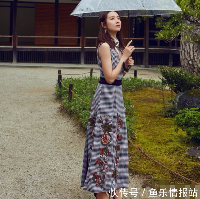 董洁真会玩，裙子上弄了一个假衣领，竟意外的好看时尚！