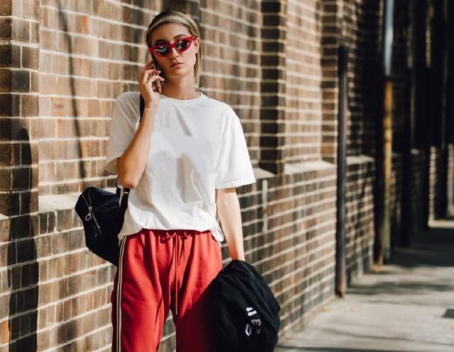 百搭不厌的白t恤，穿出40种造型，简单基本款也能很时髦