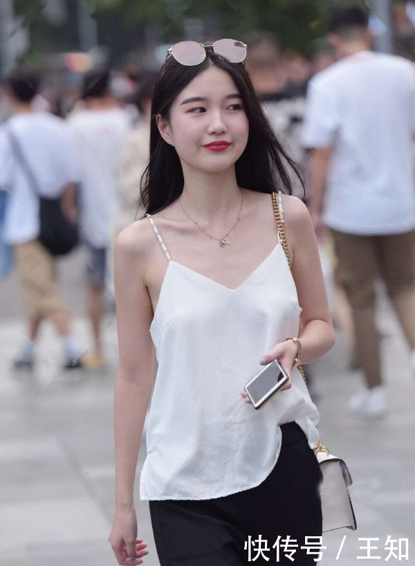  美女：美女这裤子有个性, 把身材显得淋漓尽致