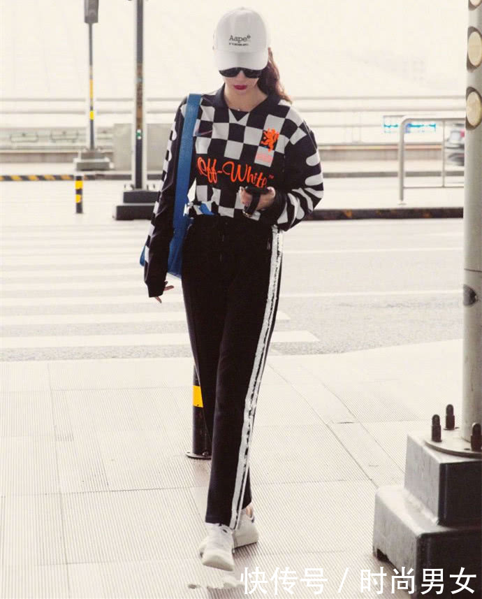 戚薇现身街头，白T配运动裤都能穿出大长腿，网友：气质真好！