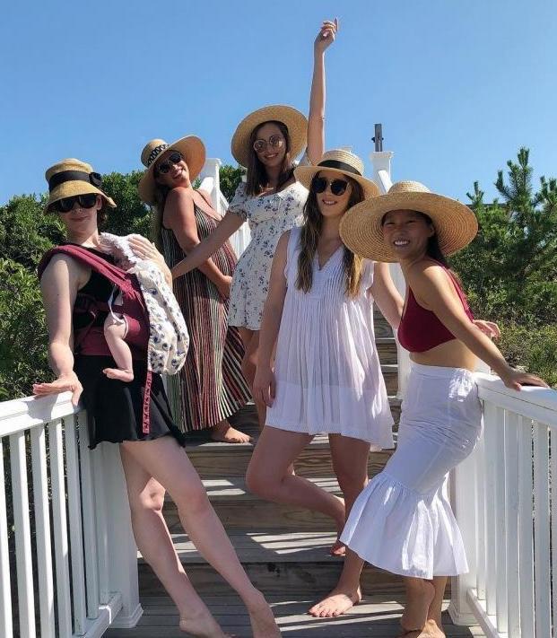 米兰达可儿和友人合影身材完美, 赤脚突显大长腿, 奚梦瑶178米高9