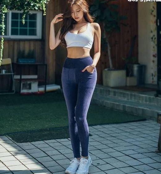 时尚街拍：包臀裙、打底裤、热裤，哪个更美？