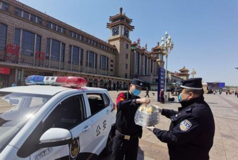  #回家#图片故事 | 疫情不除 绝不回家——记北京站派出所“炊事班长”王力