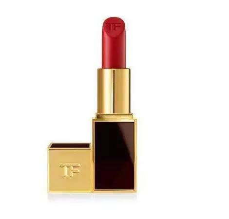 砖红色，吃土色已经OUT了!水红色口红颜色才是今年秋天的流行色