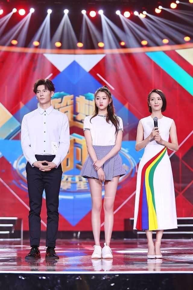 关晓彤真厉害！穿的日式的短裤也太短了 网友：难怪双手一直捂着