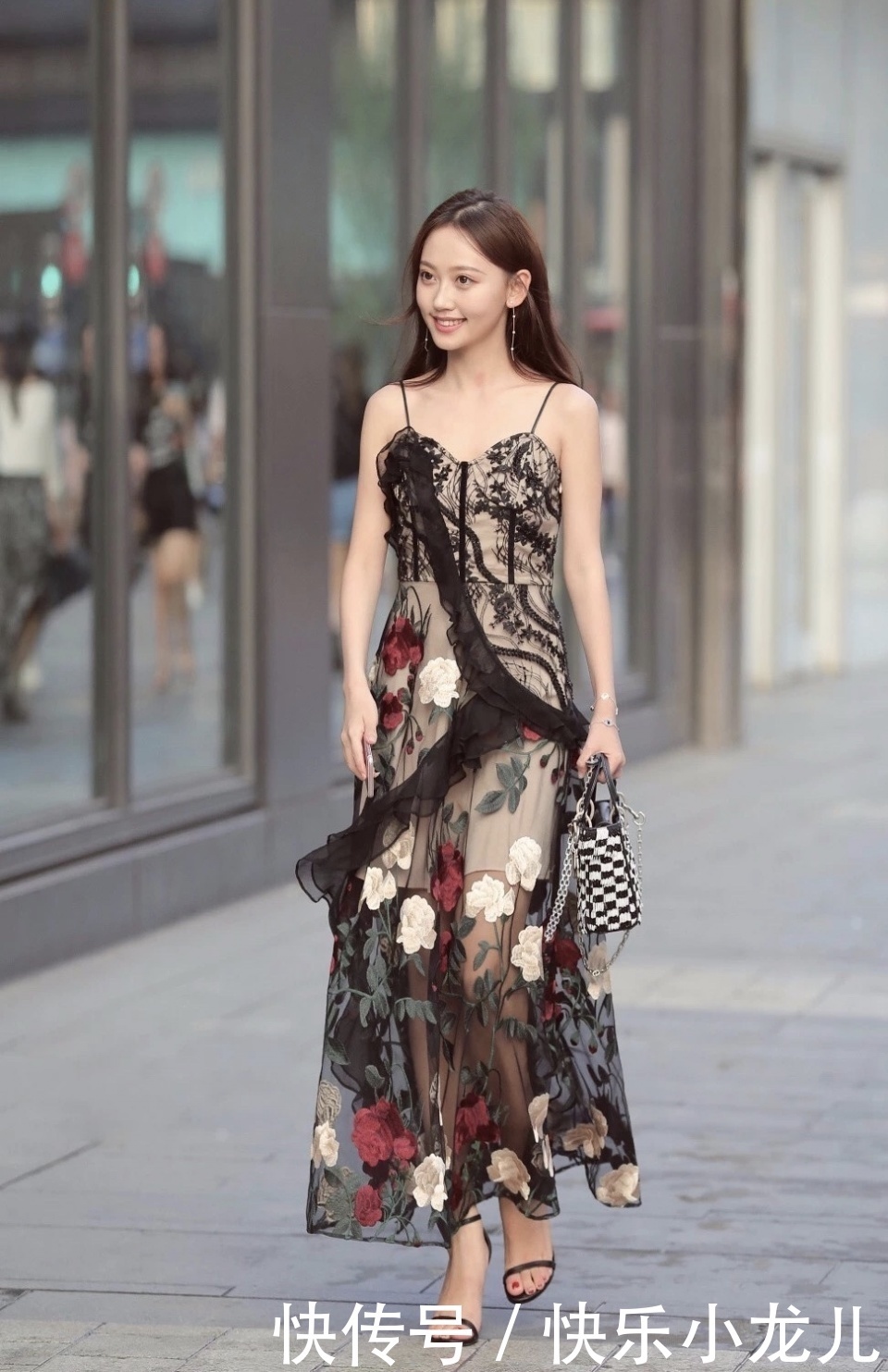 提鞋|街拍:我可以帮你拿包,可以帮你提鞋,只要小姐姐开心就好!