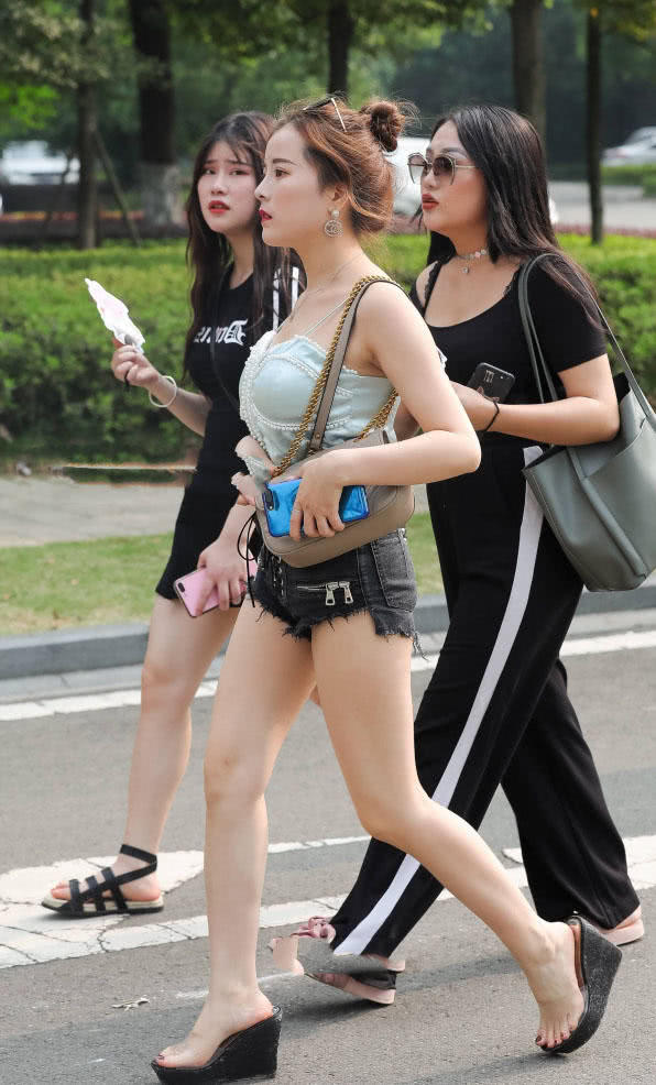 气质小姐姐淡蓝色吊带装裹出完美好身材，感觉一扯就断，闺蜜就如