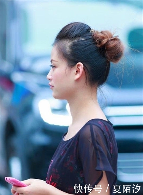 「 脖颈」雪白如玉的脖颈,特别美丽动人,街拍:青春靓丽的小美女