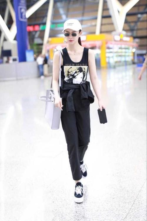 戚薇机场造型未走心,内衣肩带外露,网友:不影响戚哥霸气形象!