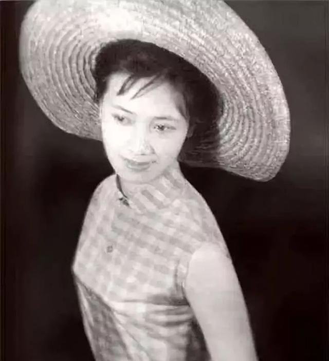  #去世#她红过李谷一，一生演唱800多首歌，丈夫去世，将骨灰放在卧室