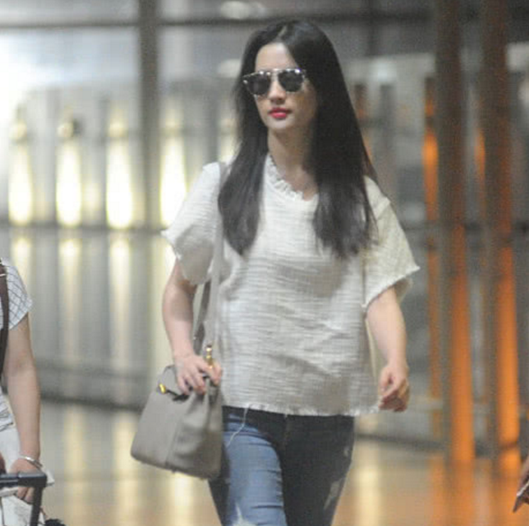 最新机场街拍，瘦身成功的刘亦菲，却又被吐槽腿太粗？