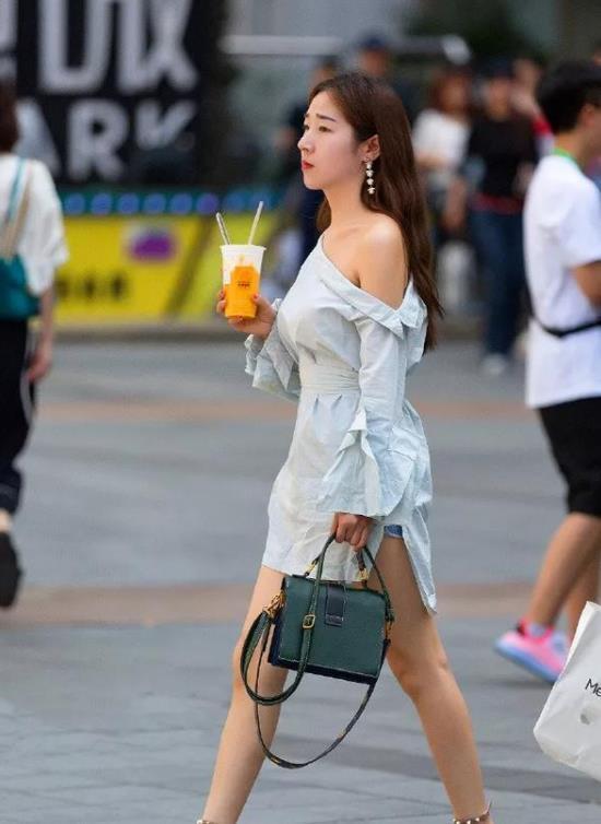 『气质』街拍:小姐姐身穿斜肩衬衫裙,脚踩尖头的高跟鞋,走起路来气质十足