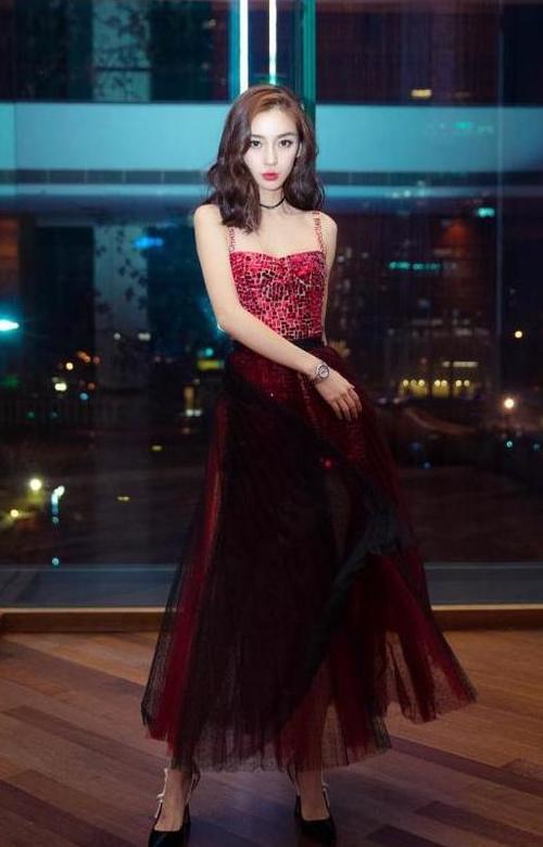 杨颖真大胆，竟敢把“内衣”外穿，却意外地有个性！