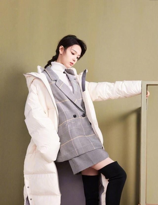  『看起来』陈瑶扎丸子头清新减龄，黑白灰服饰简约时尚，眼眸灵动