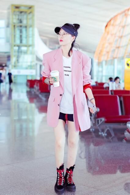 36岁谭维维粉色宽肩西装扮嫩，下身只穿一件安全裤，网友:真敢穿