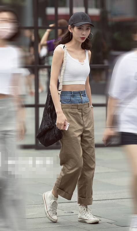 穿“个性”长裤出镜的美女们，绝对是人群中的亮点