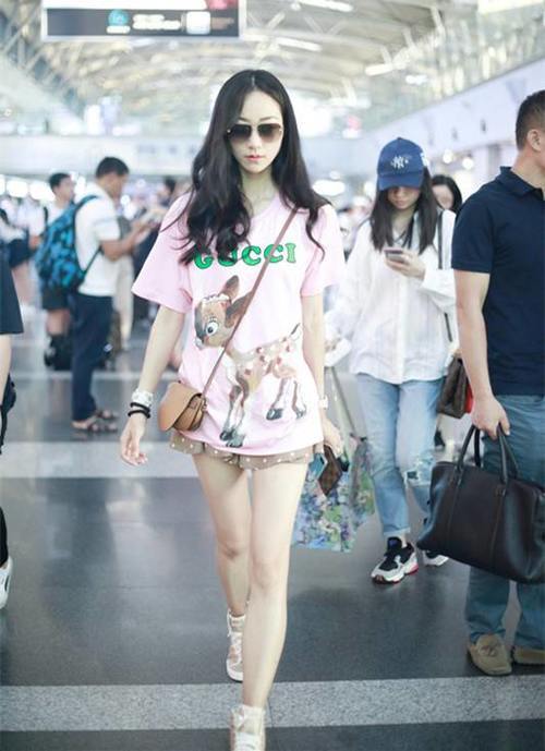 韩雪真豁得出去，短裙都要和上衣一边齐了，她转身的瞬间我沉默了