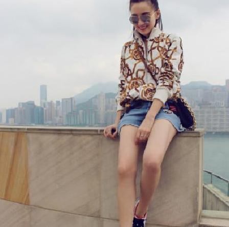 宋佳真会穿 一身潇洒帅气江边秀长腿 网友: 看得我都喜欢上她了