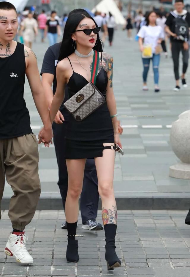 街拍：美女陪男友吊带长裙出街，夏天就要秀锁骨