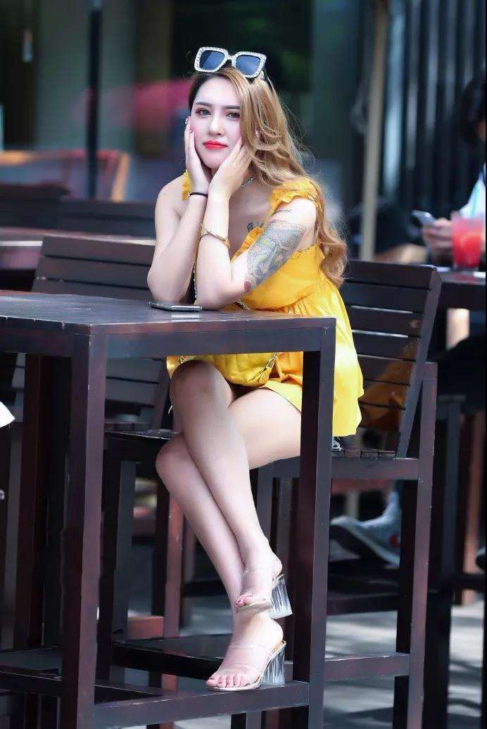 街拍：上了年纪没人看! 穿的婀娜, 照样有回头率