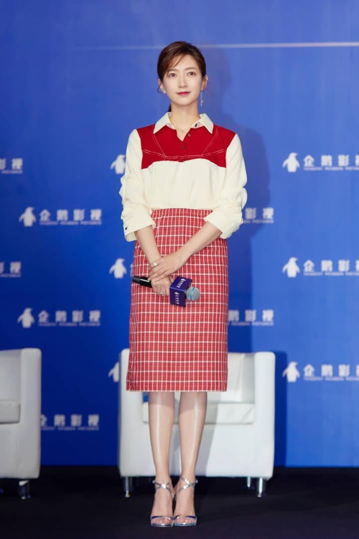 红色系还能这么穿吗?魅力无限，江疏影你又美了!