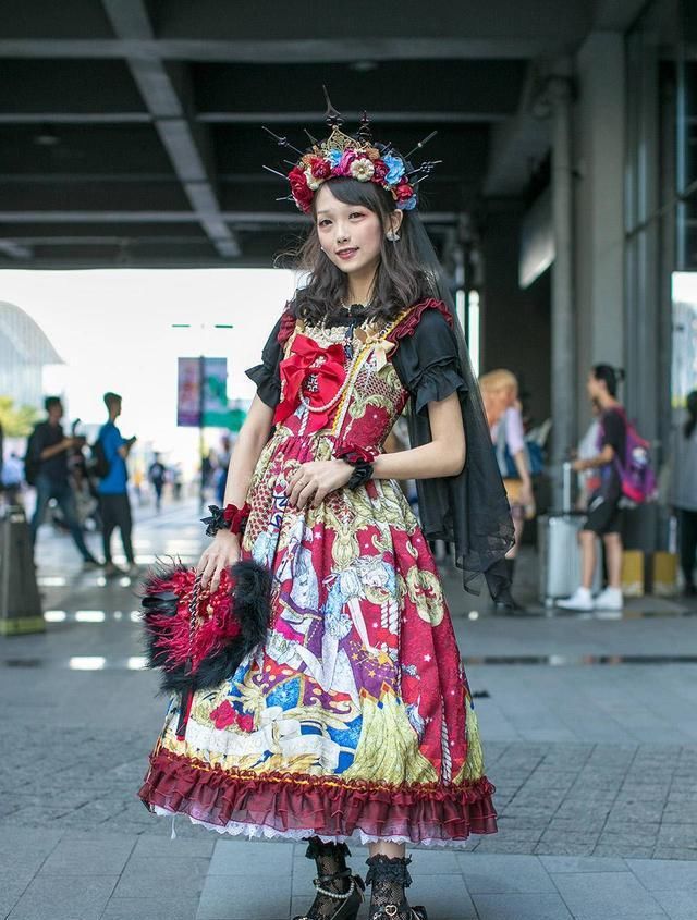  『个性』街拍时尚的二次元穿搭,花裙穿搭显俏皮可爱,全包漆皮穿搭显个性