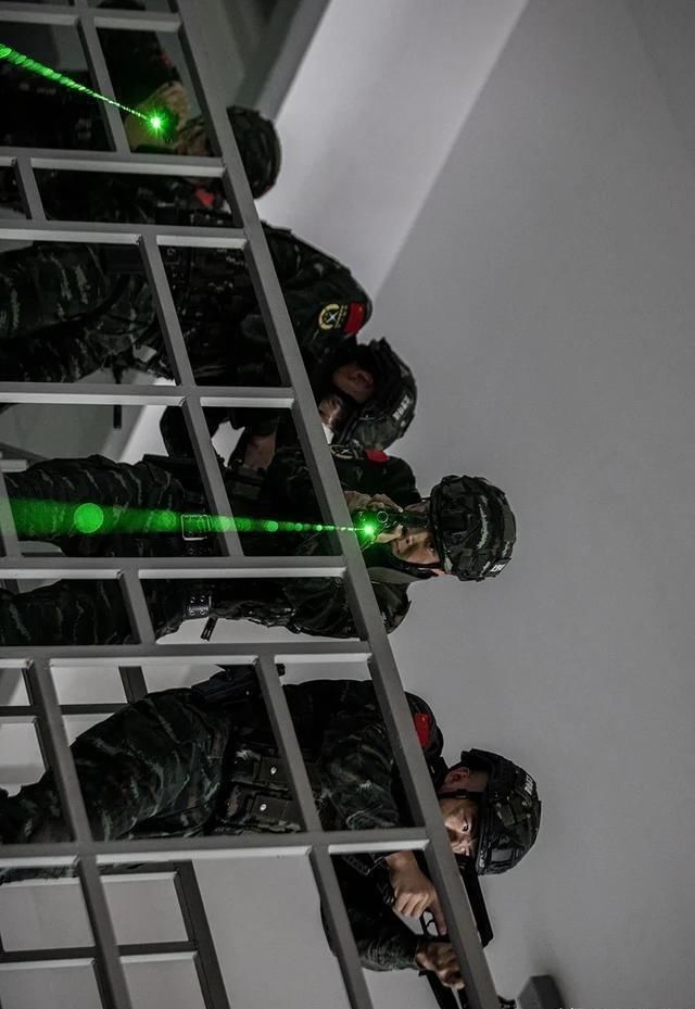  「武警」实兵演练来袭！看武警特战队员一招制敌