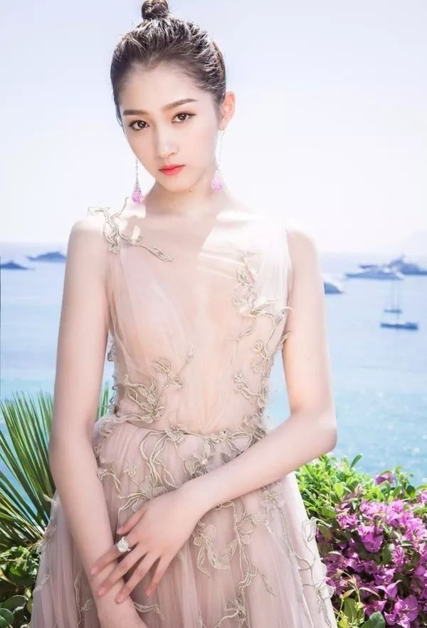 没错| 谁说关晓彤美感差?她最近的造型可是美到飘着仙气呢