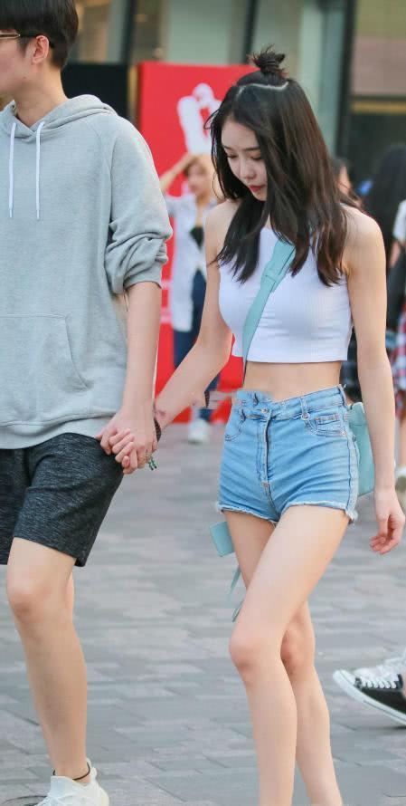 展现|清纯小姐姐与男友逛街, 牛仔短裤大秀筷子腿, 身上的一点伤痕让人看了心痛
