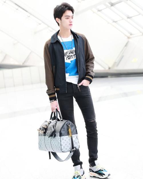 许凯因“傅恒”走红，颜值高关键还有一双细长腿，女生看了都嫉妒