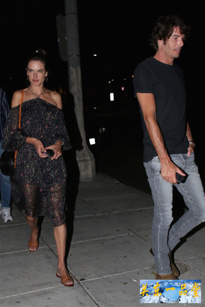 巴西超模Alessandra Ambrosio比佛利山庄惊艳亮相