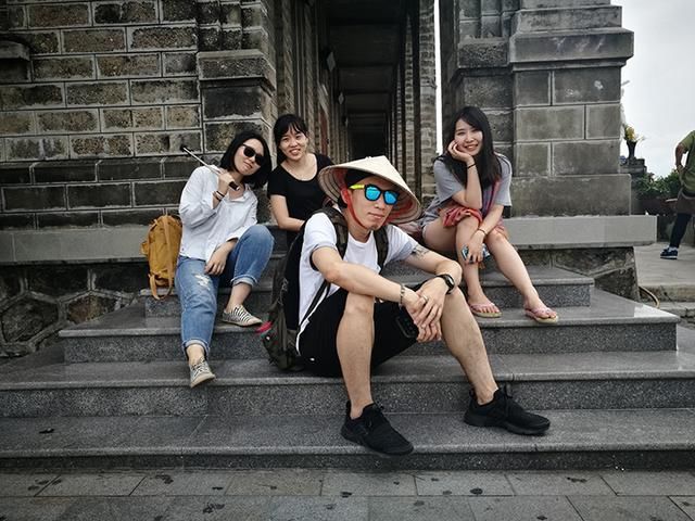 商店门口摆放“不卖东西给中国人”牌子，很多游客没有看懂