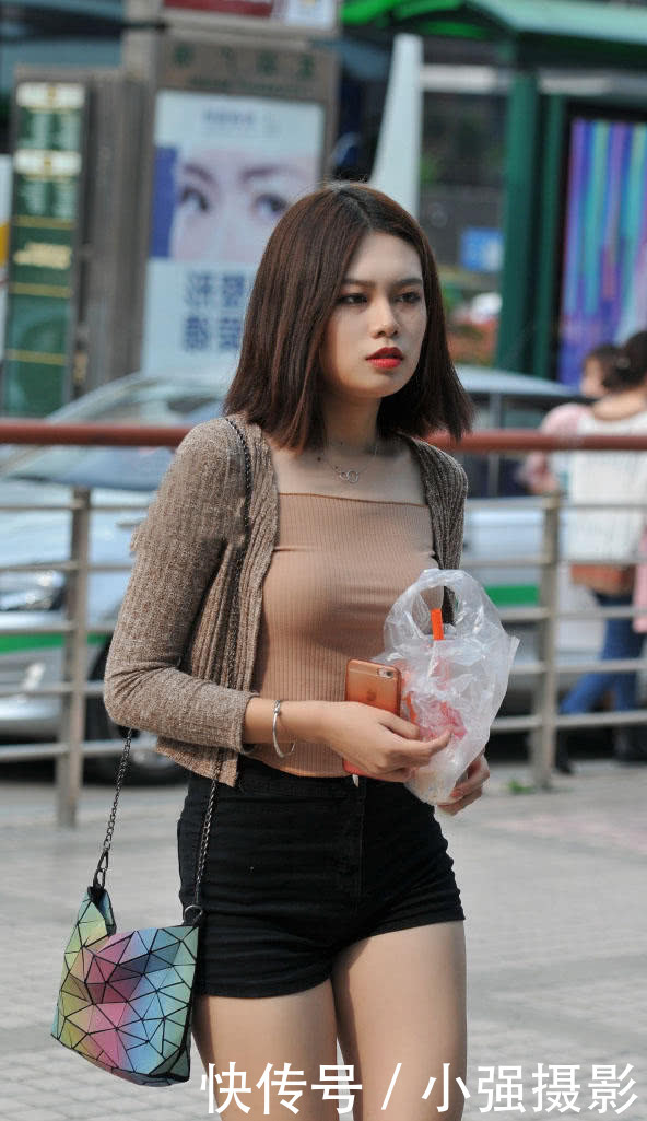 轻熟小女人穿紧身上衣裹出丰韵饱满的上围，肉肉的身材很有看点