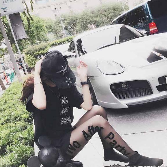 纯色丝袜满足不了美腿吸睛效果?刺绣印花丝袜性感露腿杀