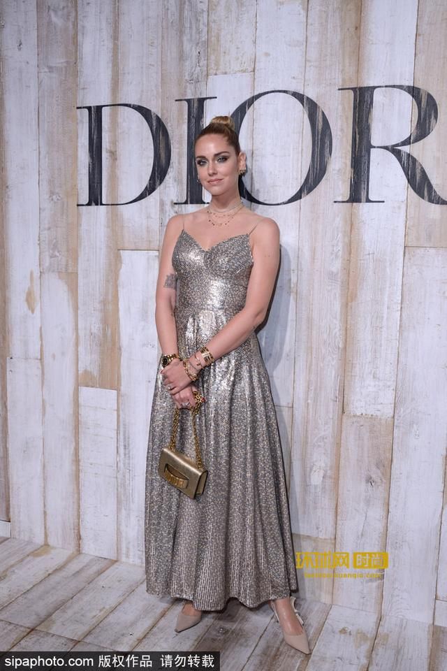 时尚博主琪亚拉法拉格尼产后穿银色美裙亮相