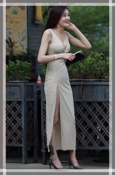 肉肉的小姐姐穿吊带长裙风姿绰约，及腰长发轻舞飞扬