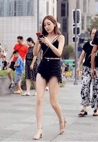 街拍：美腿修长白皙光鲜的小姐姐，穿着时尚性感在人群中很抢眼！