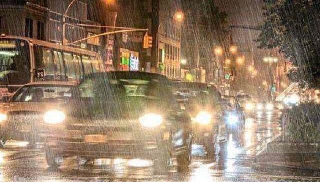 在高速上遇到暴雨是继续开车还是停在应急车道上？交警：不懂很亏