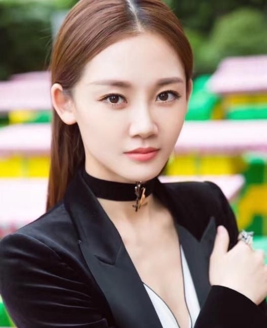 #发展#同是《芳华》女主角,钟楚曦发展为何比苗苗好很多?原因很简单