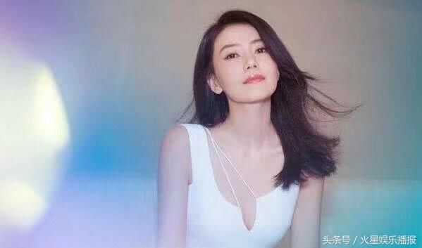 高圆圆身着性感白色连衣裙亮相活动 吊带貌似跑偏了